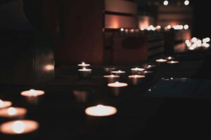 Candele accese su un tavolo in legno, atmosfera calma per una seduta di Reiki