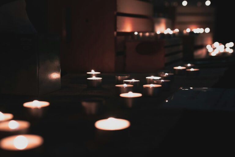 Candele accese su un tavolo in legno, atmosfera calma per una seduta di Reiki