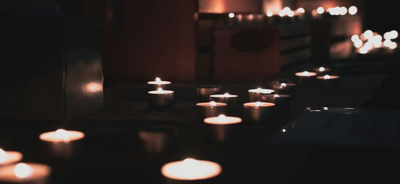 Candele accese su un tavolo in legno, atmosfera calma per una seduta di Reiki